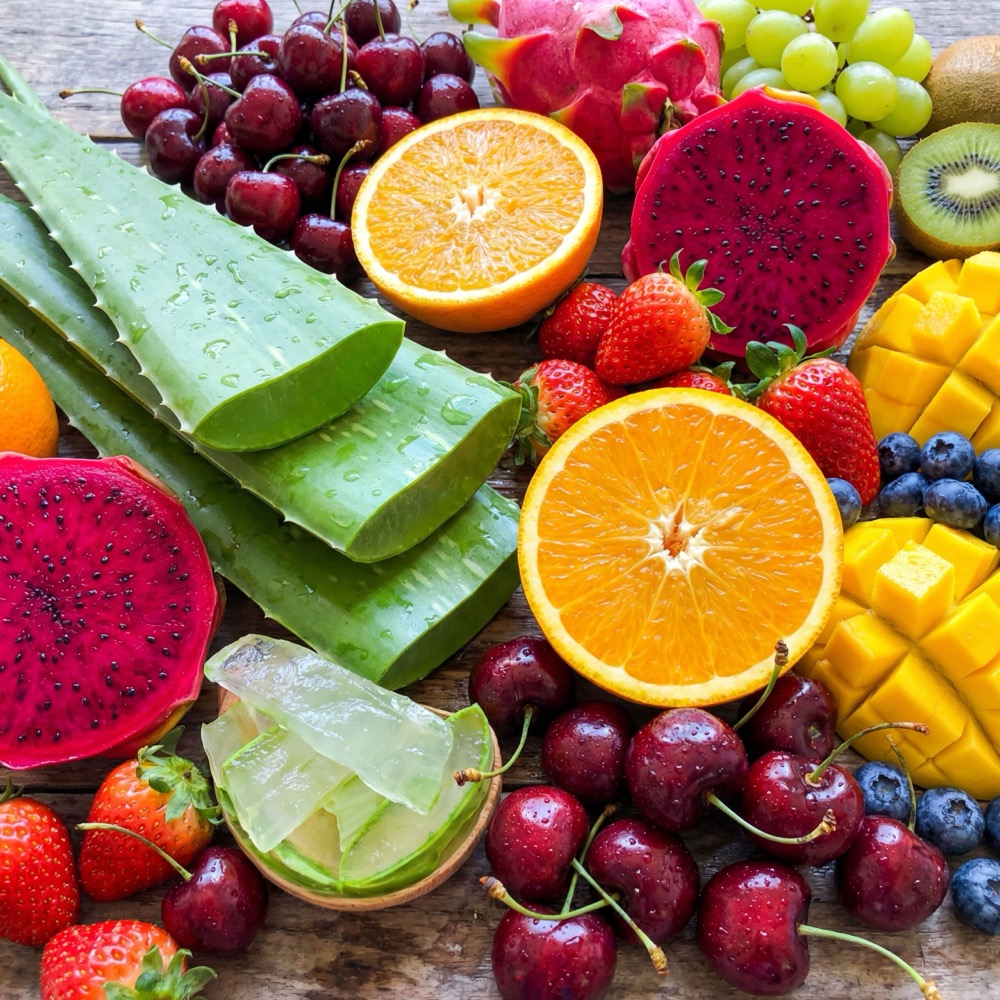 Frutas vibrantes y aloe