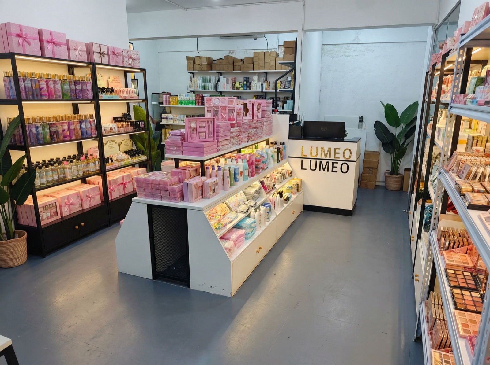 Fachada de la boutique LUMEO de noche